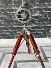 Lampada da terra treppiede in