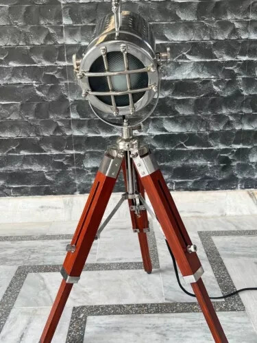 Lampada terra treppiede - da,