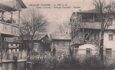 29-38) CARTOLINA CALALZO CADORE CASE RUSTICHE ALBERGO GIACOBBI ANIMATA VIAGGIATA