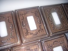 PLACCA COPRI PRESA IN OTTONE VINTAGE ANNI 60 DECORATA PIUMA ANTICA