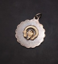 Ciondolo Claddagh in argento sterling 925 con dettaglio in oro. Free UK P&P. 