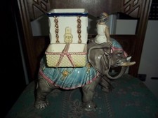 Vecchio elefante porta oggetti in porcellana