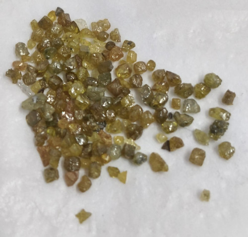 Diamanti grezzi gialli