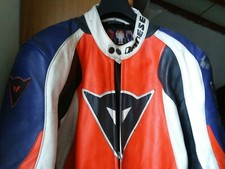 TUTA MOTO DUE PEZZI CON CERNIERA E PROTEZIONI. PELLE DAINESE TAGLIA 54