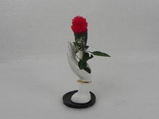 Mano in porcellana con rosa