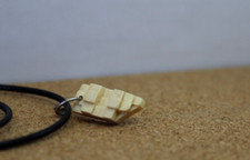 collana ciondolo in legno fatto a mano SCALE DELLA MENTE unico 2,1x1x0,7 cm