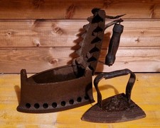 COPPIA ANTICHI FERRI DA STIRO A CARBONE IN GHISA E LEGNO PUNZONATO  PRIMI '900