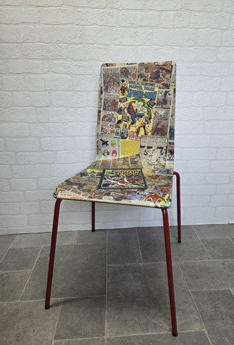 Sedia decorata con fumetti