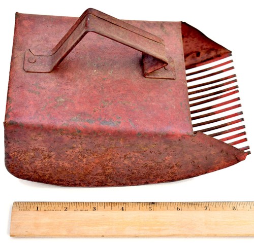 Small red painted vintage - -,