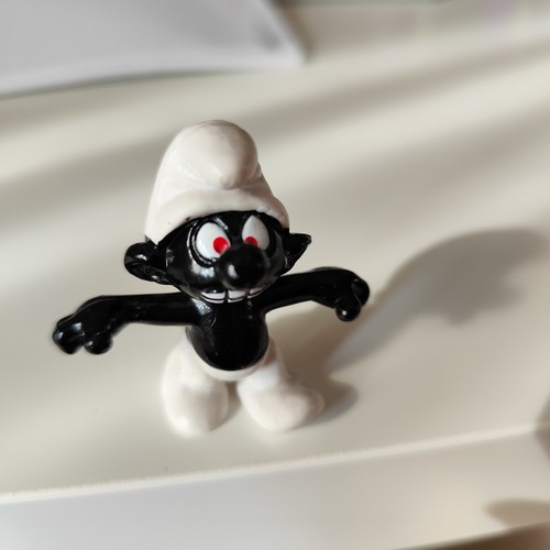 Puffo nero arrabbiato smurf - puffo,