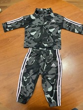 Completo Tutina Adidas Taglia 6 Mesi Colore Verde Scuro con Dettagli Rosa Chiaro