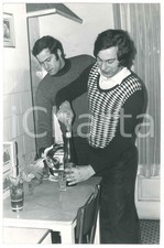 1971 CALCIO - JUVENTUS Gianluigi SAVOLDI Massimo PILONI aprono bottiglia di vino