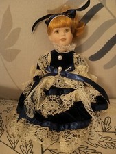 bambola in porcellana da