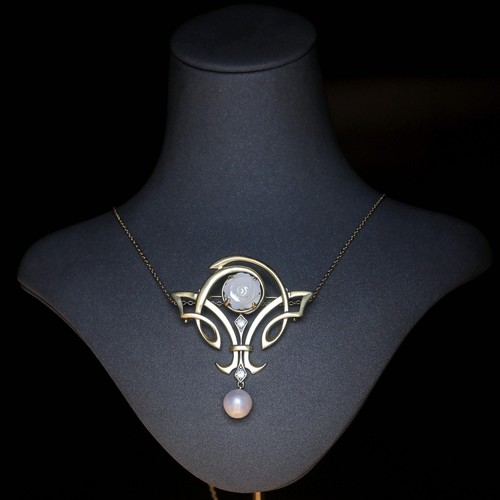 Collana ciondolo spilla - &,