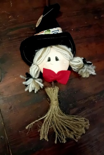 Befana con scopetta - befana,