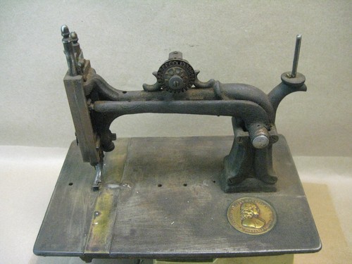 Antica macchina cucire a - da,