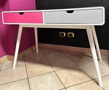 Scrivania bianca con cassetti