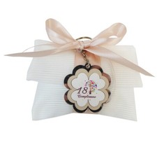 Bomboniere Fazzoletto Piegato Bianco Applicazione Quadrifoglio 18 Compleanno