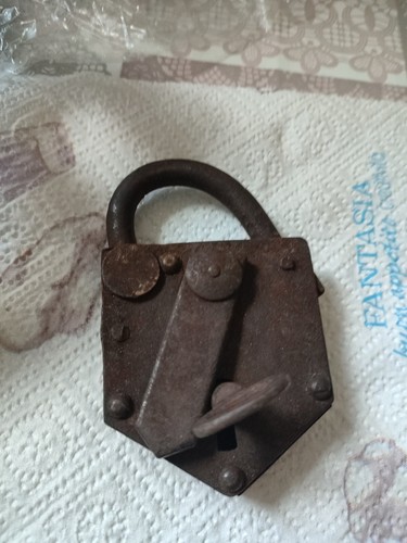 Vecchio lucchetto con - vecchio,
