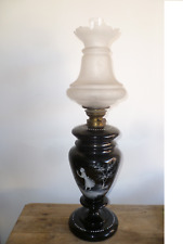 Antica lampada lume a petrolio in opalina dipinta