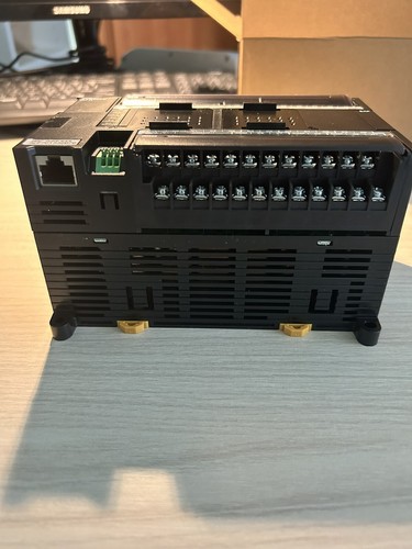 Plc omron cp1l - plc,