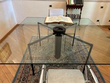 TAVOLO IN CRISTALLO CON ORIGINALE BASE CREATA COME PEZZO UNICO IN ACCIAIO NERO