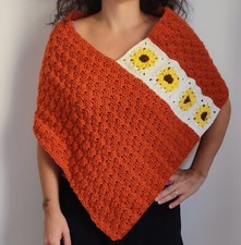 Poncho donna fatto a mano all'uncinetto in acrilico con mattonelle granny