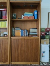 Libreria in legno con ripiani, cassetti a scomparsa e comode ante. 