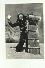 139378 CARTOLINA D' EPOCA CON GIOVANE DONNA E SLITTA IN LEGNO SLITTINO