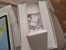 tablet samsung s6 lite 2021 colore Oxford gray , completo di custodia rossa. 