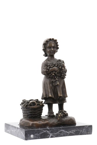 Scultura bambina cesto