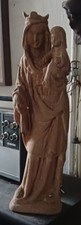 Madonna con bambino, in legno vero. L'opera è stata eseguita da scultore. 