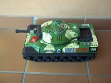 Modello giocattolo carro armato vintage in latta funzionante