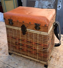 VECCHIO CESTINO sgabello DA PESCA IN VIMINI eLEGNO ANNI 60,  