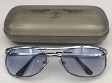 Occhiali da sole e custodia