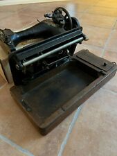 Macchina da cucire Singer antica. Modello a violino con base a custodia legno