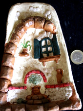 Tegola in terracotta decorata