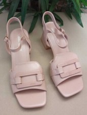Scarpe sandali con tacco medio