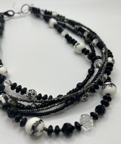 Collana perline bianche e - di,