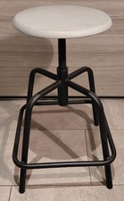 Sgabello regolabile in legno e