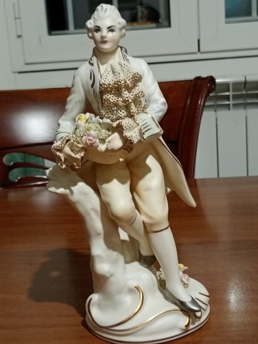 Statuina porcellana biscuit - in,