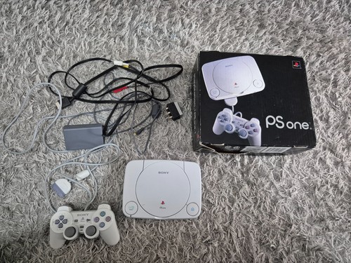 Console playstation one - one, in