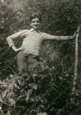 Giovane ragazzo poggiato ad un