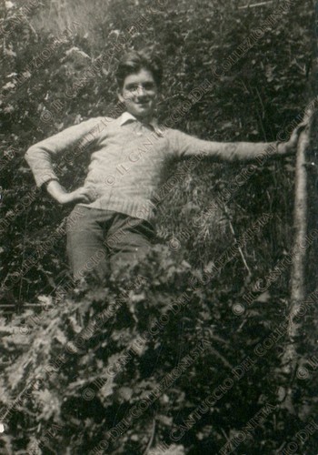 Giovane ragazzo poggiato - , ad