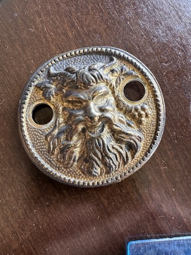 Antico armadio figurativo