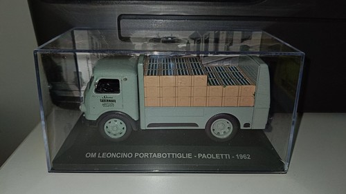 Om leoncino - om,