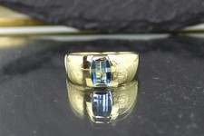Anello in oro topazio blu
