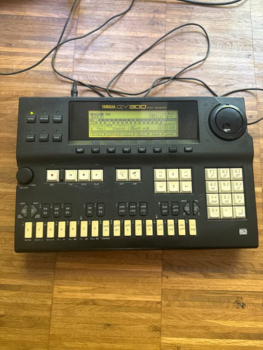 Yamaha 300 - qy,