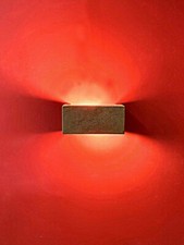 Applique dorato in pietra