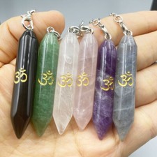 ? Ciondolo in Pietra Lavorata – Pendolo in Cristallo con Simbolo OM per Reiki